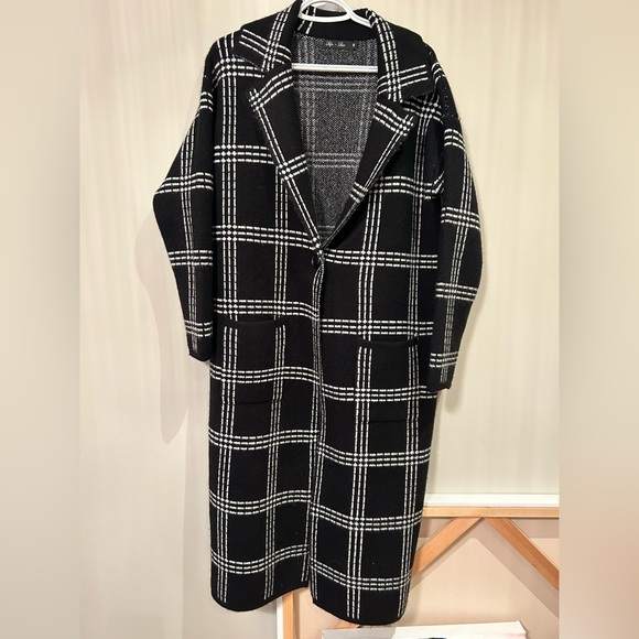 Lyla + Luxe Jimmi Printed Long Coat w/ Pockets | Black w/ White Stitch - Picture 4 of 4